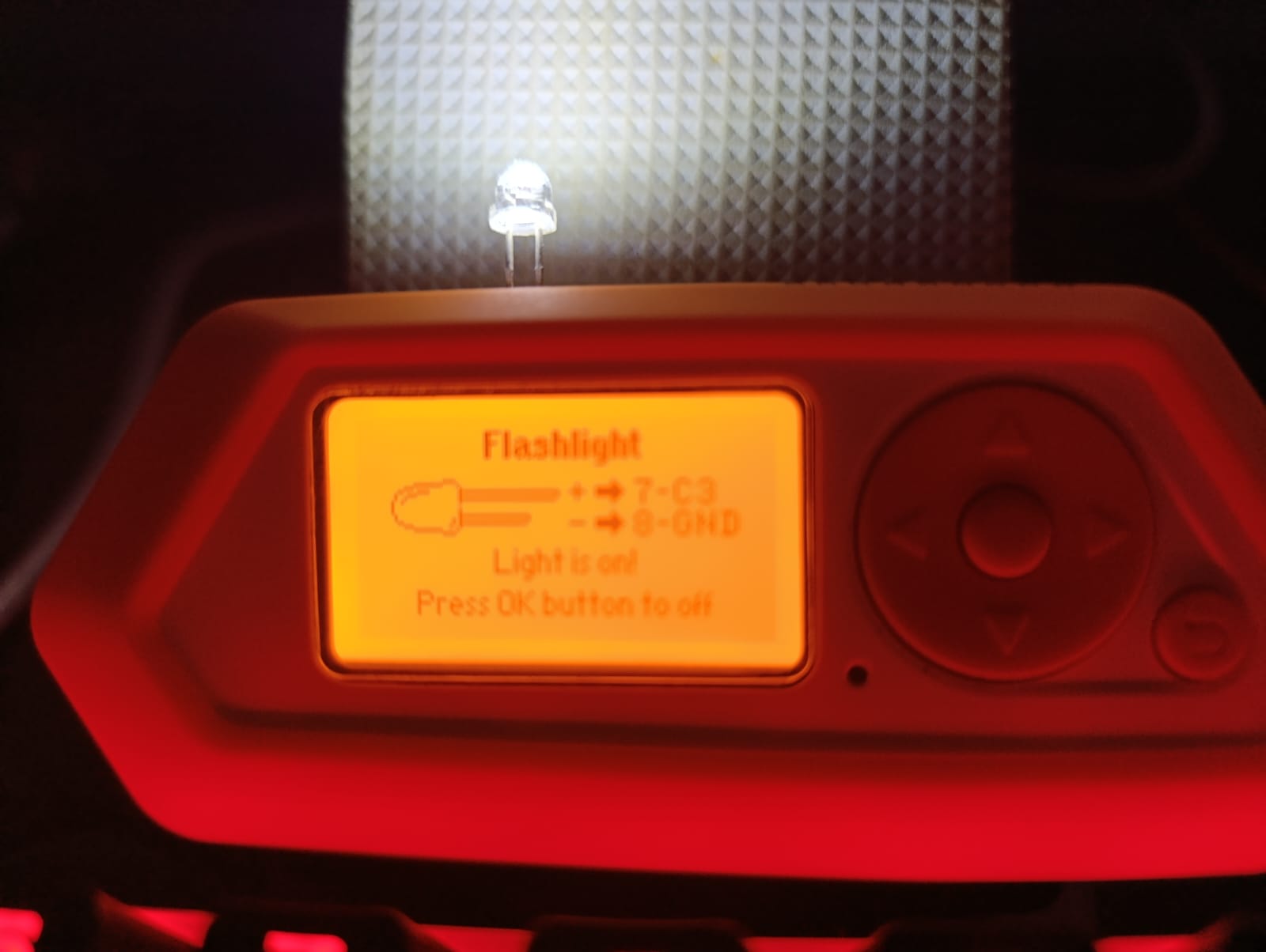 LED encendido desde los pines GPIO del Flipper mediante la aplicación Flashlight