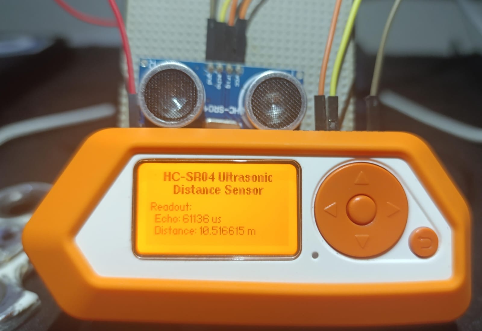 Sensor ultrasónico HC-SR04 conectado a Flipper Zero mostrando tiempo de eco y distancia