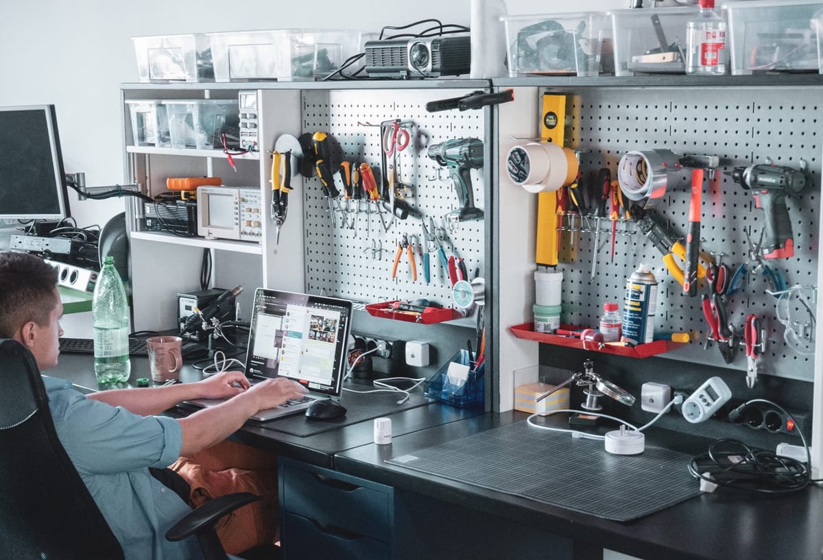 Pavel Zhovner trabajando en un laboratorio de electrónica